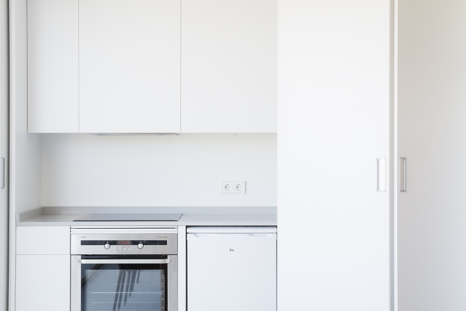 cocina lineal con un sólo frente blanco