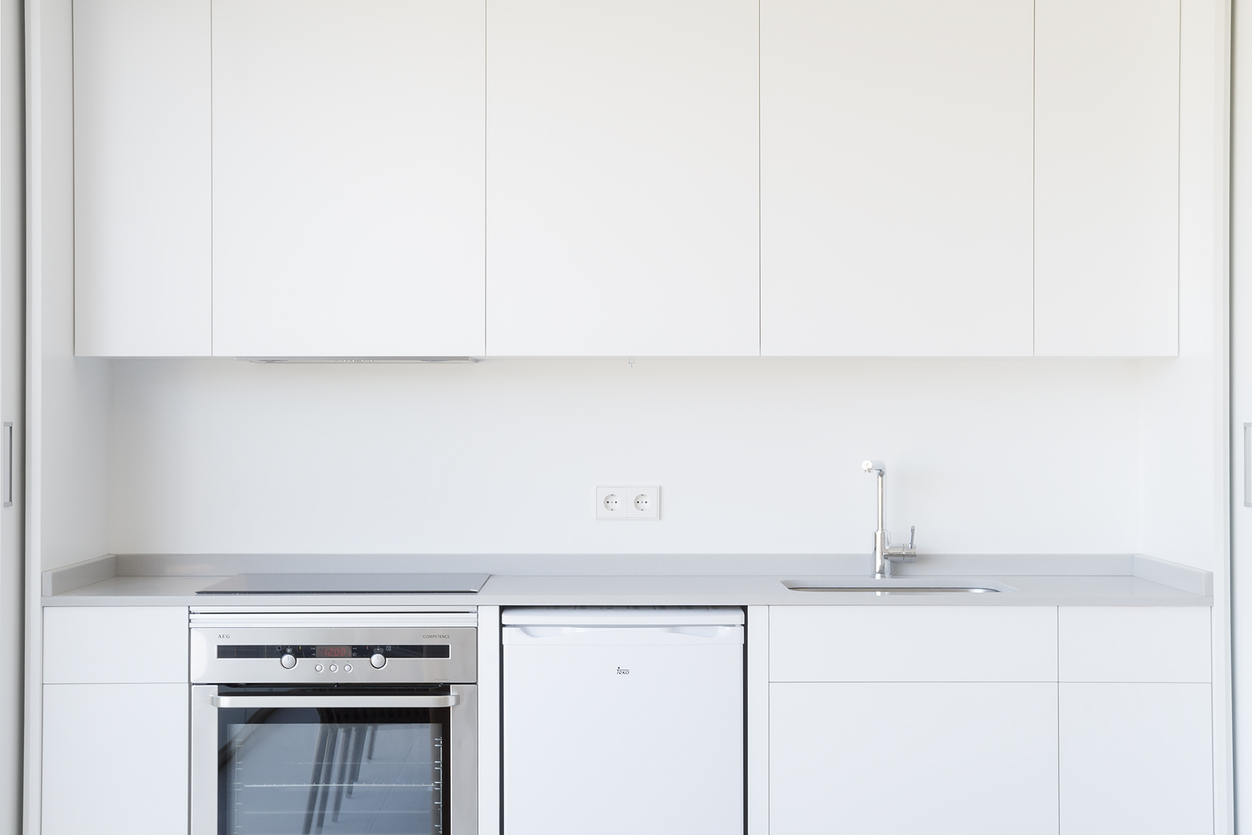cocina blanca lineal - Cocina lineal de color blanco con sólo frente en blanco