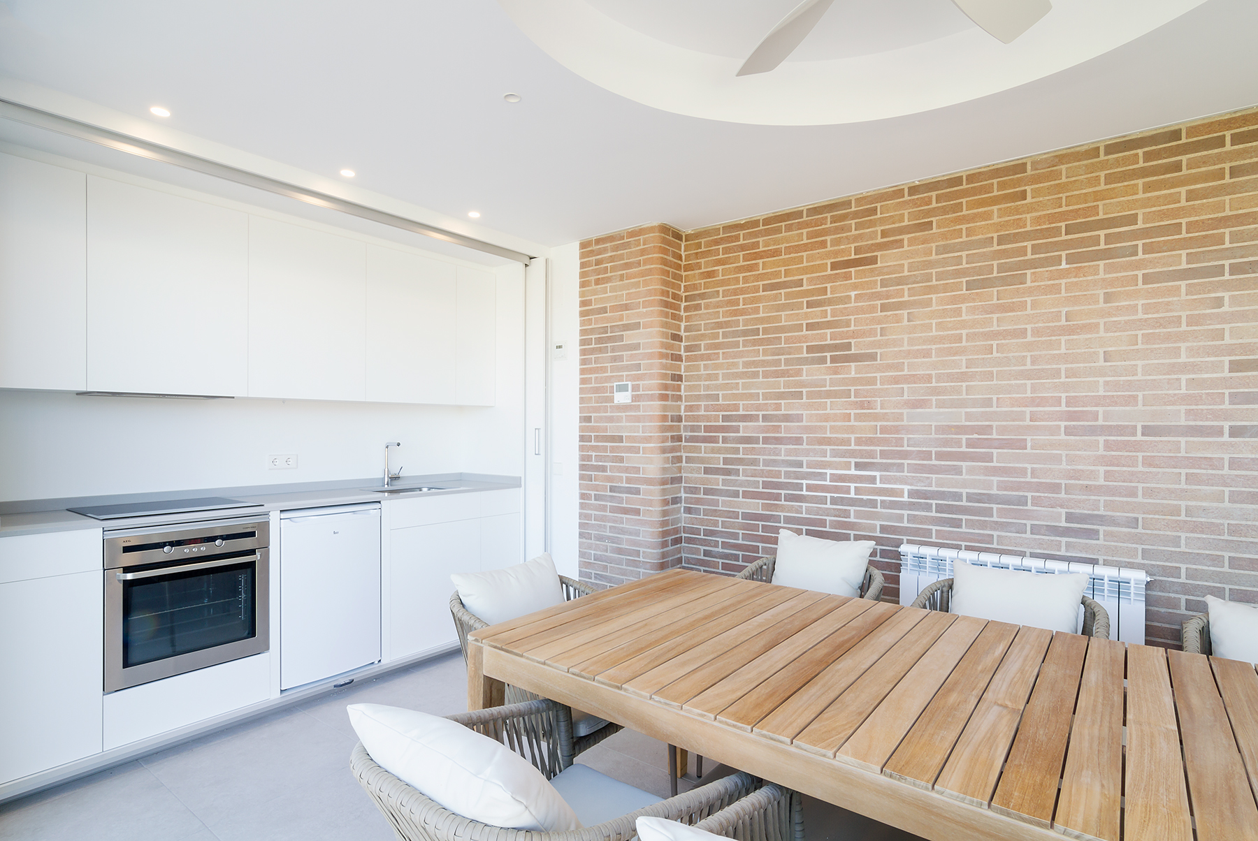 cocina lineal con un sólo frente en blanco