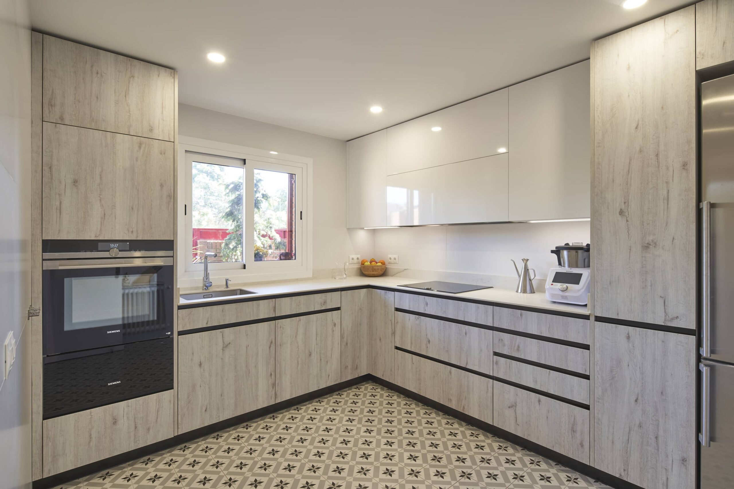 Cocina en L en tonos madera y blanco - Decoración de cocinas