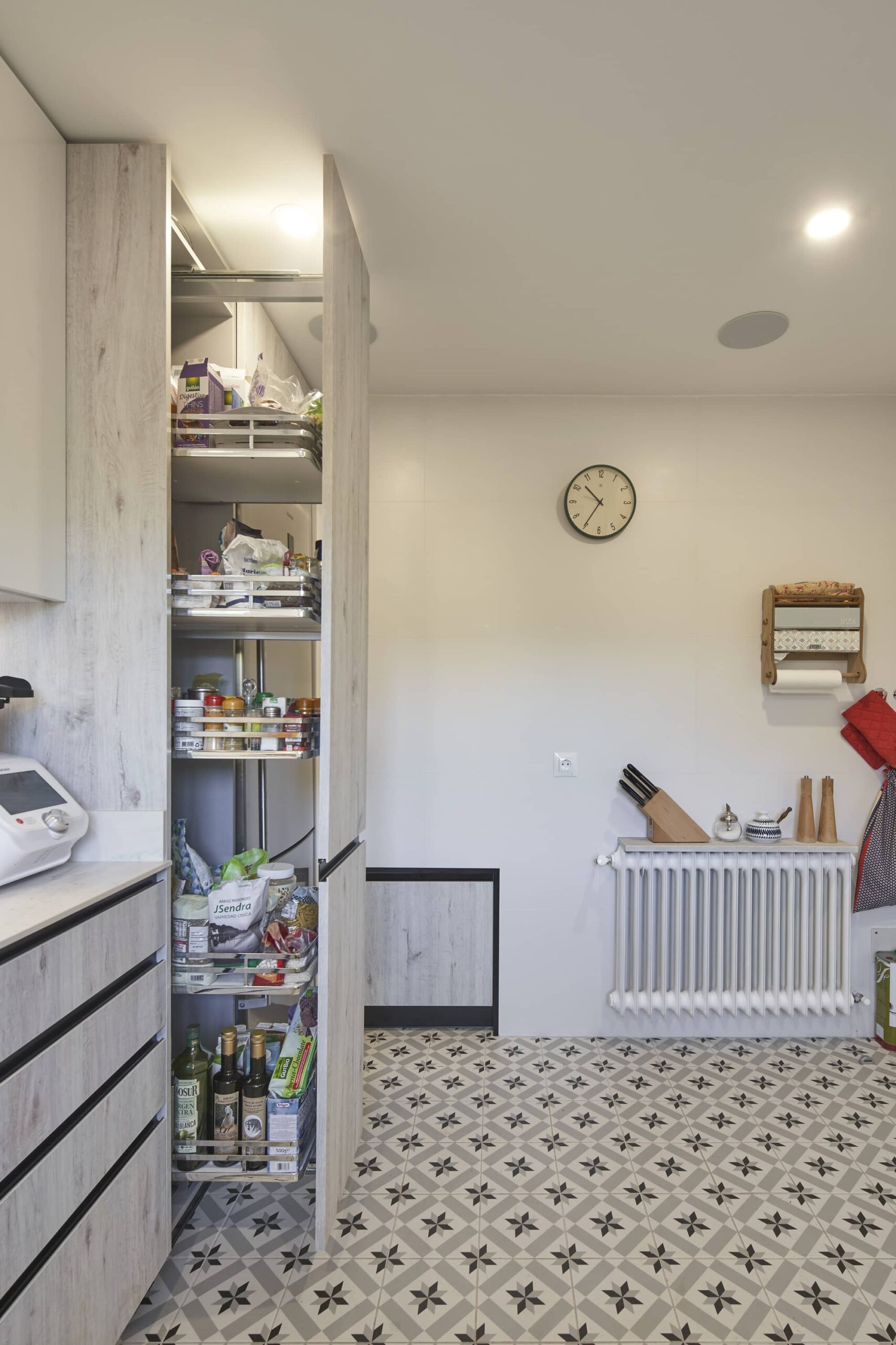 Cocina en L en tonos madera y blanco