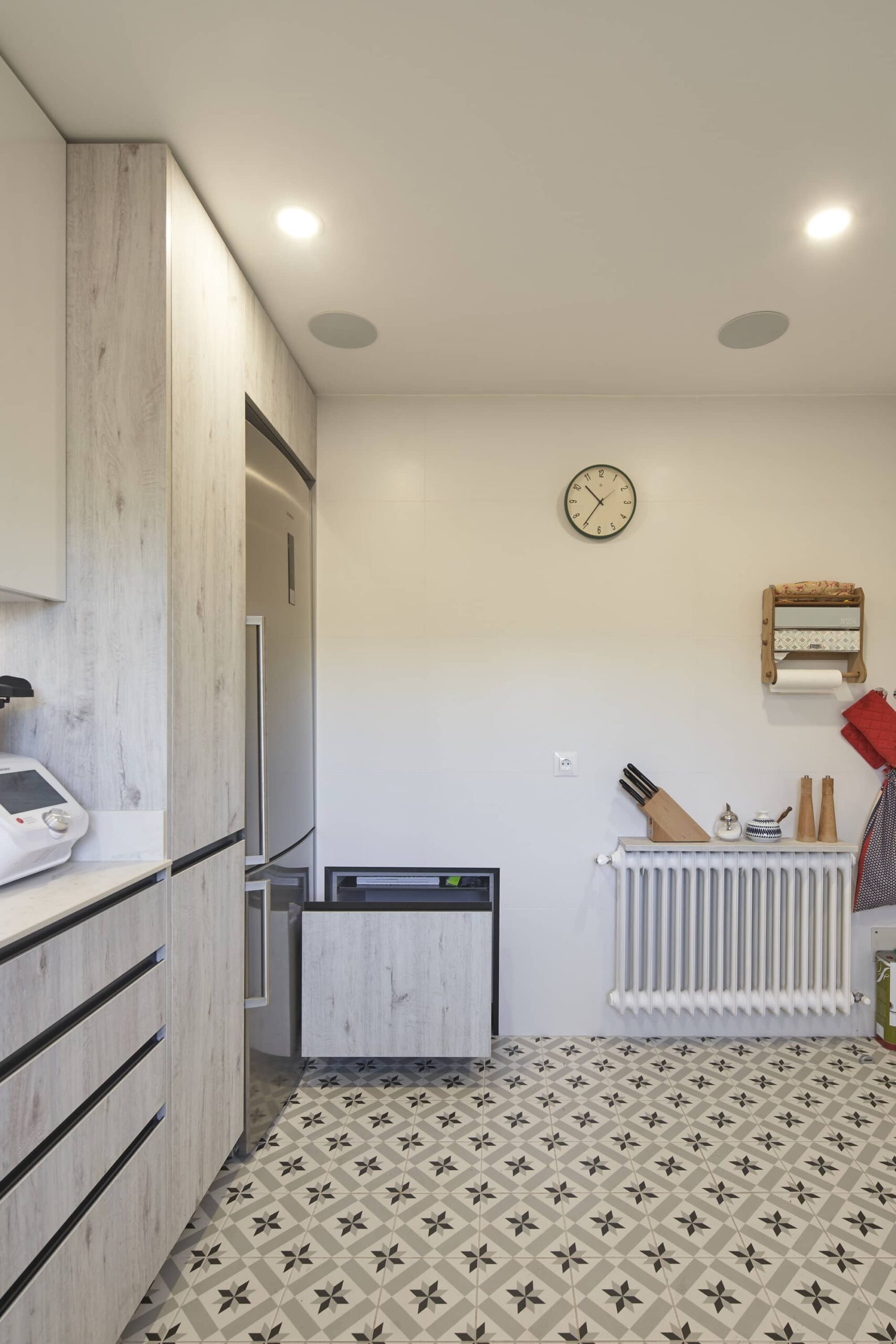 Cocina en L en tonos madera y blanco