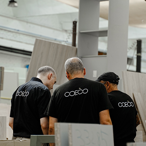 empleados de coeco fabricando mobiliario de cocina y muebles de calidad - Exposición de cocinas en Madrid