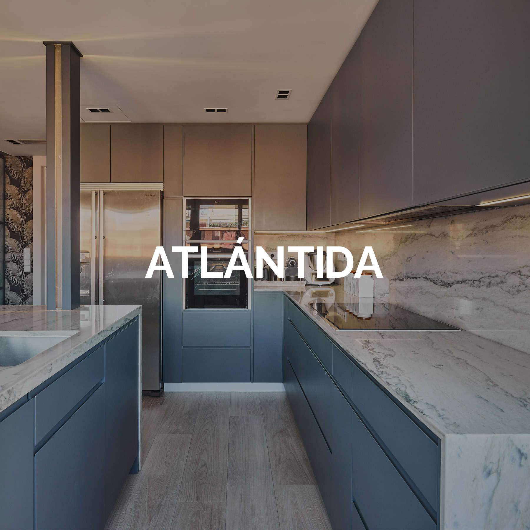 Cocina con isla gris y armario lavadero - Atlántida