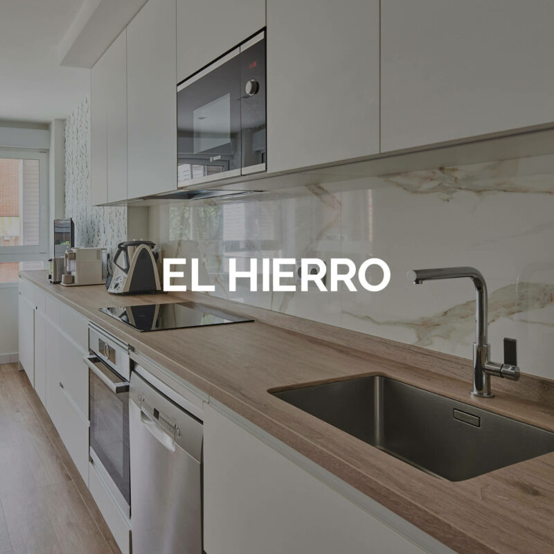 Cocina en dos frentes estratificada blanca con encimera color madera