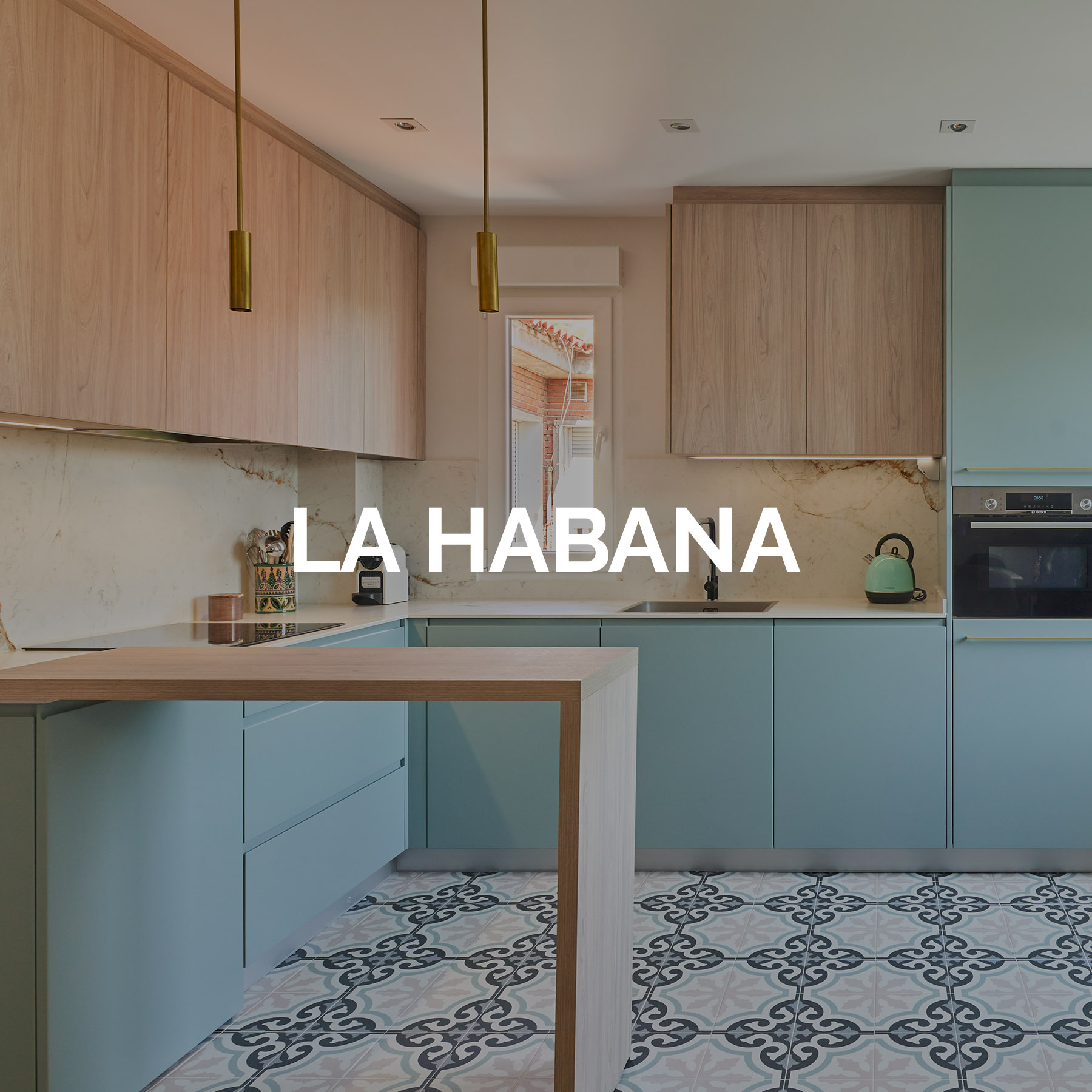 Cocina en L en tonos azul y madera