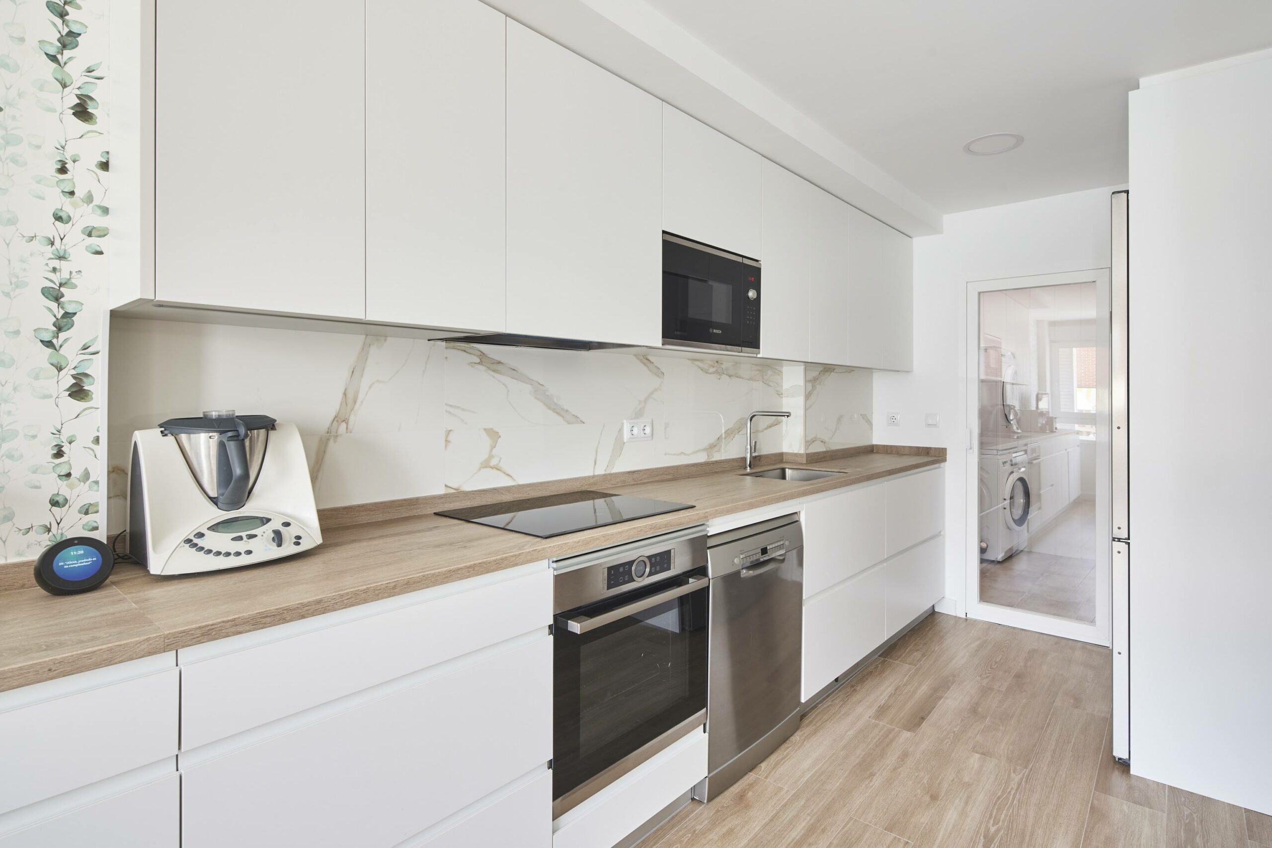 Cocina en dos frentes estratificada blanca con encimera color madera