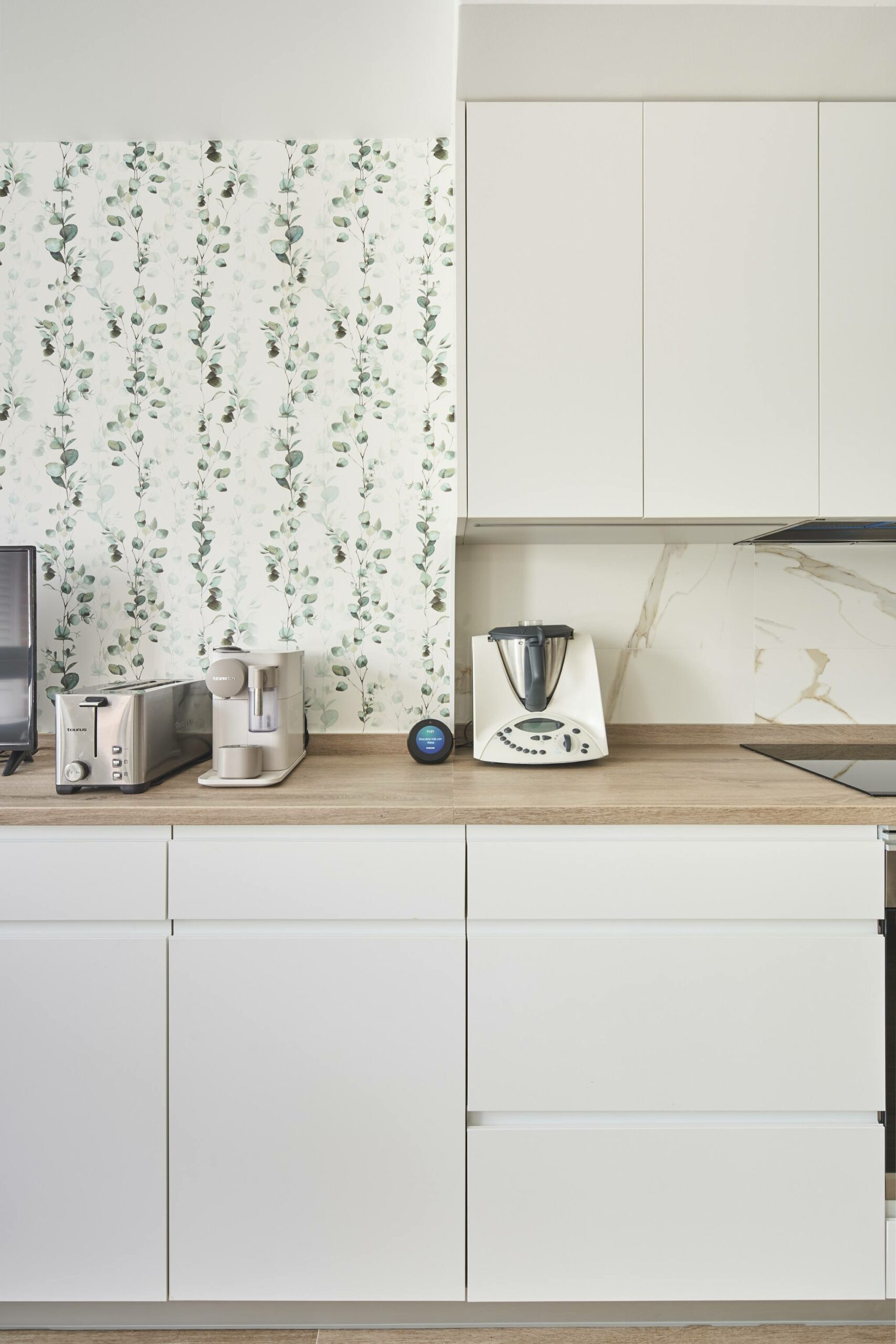 Cocina en dos frentes estratificada blanca con encimera color madera