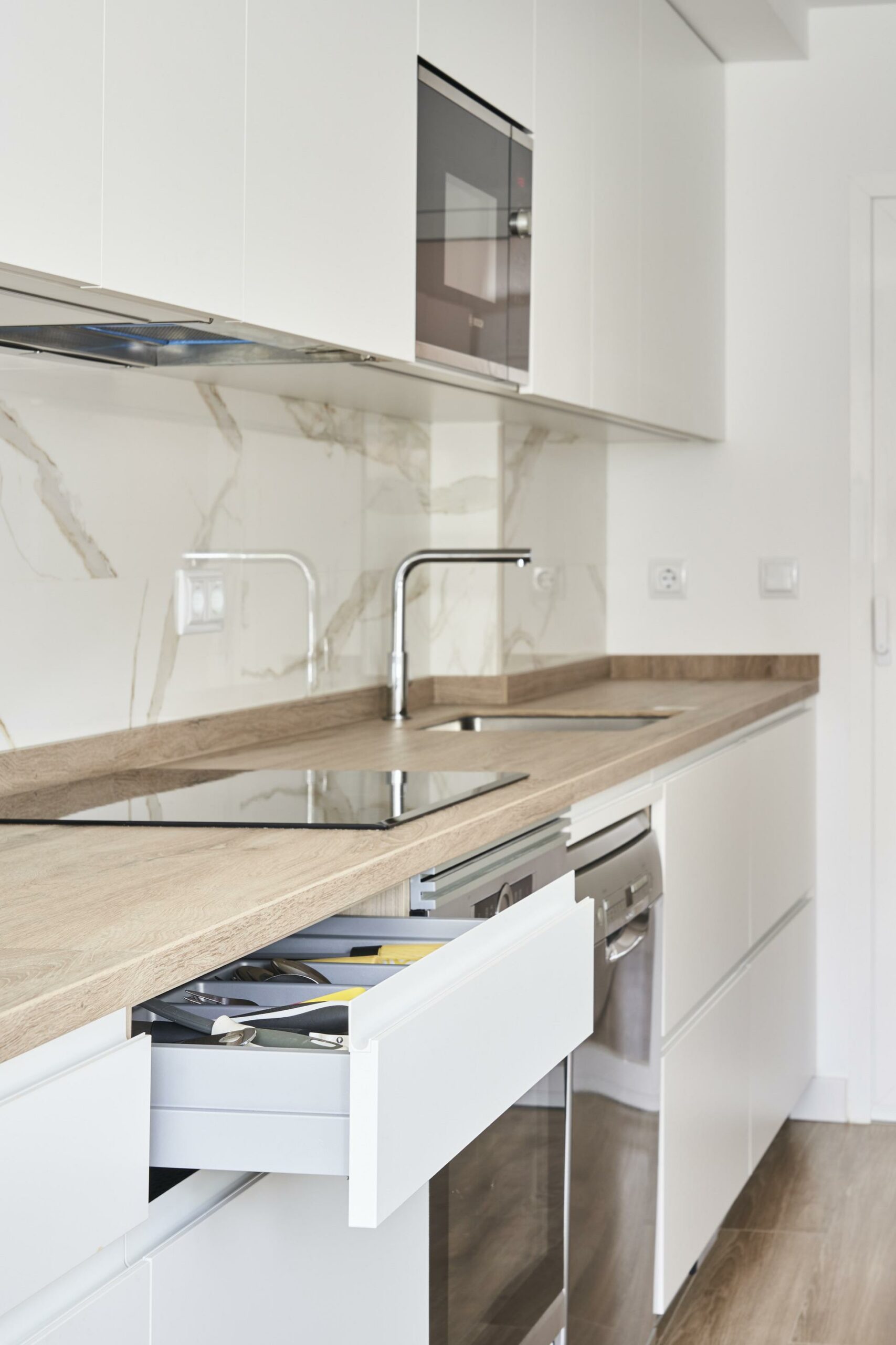 Cocina en dos frentes estratificada blanca con encimera color madera