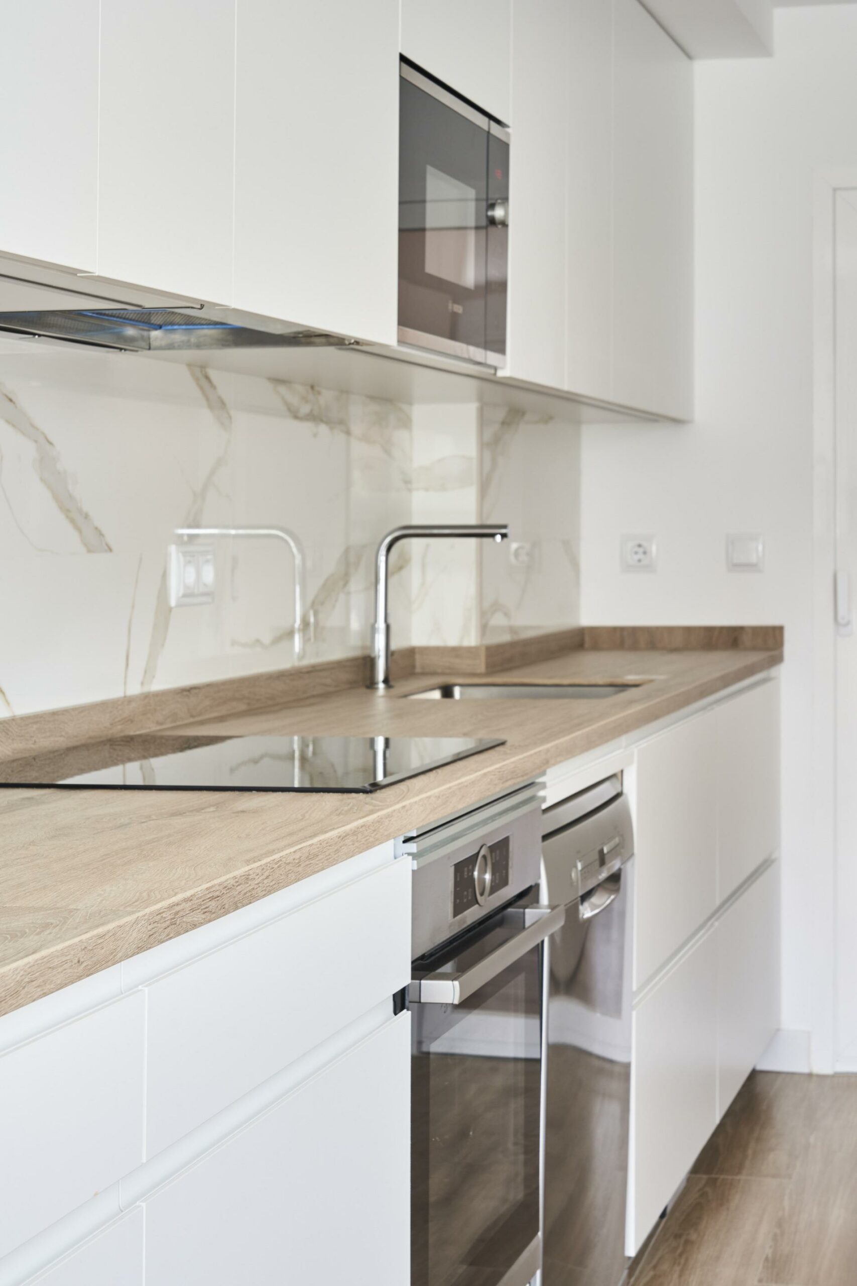 Cocina en dos frentes estratificada blanca con encimera color madera