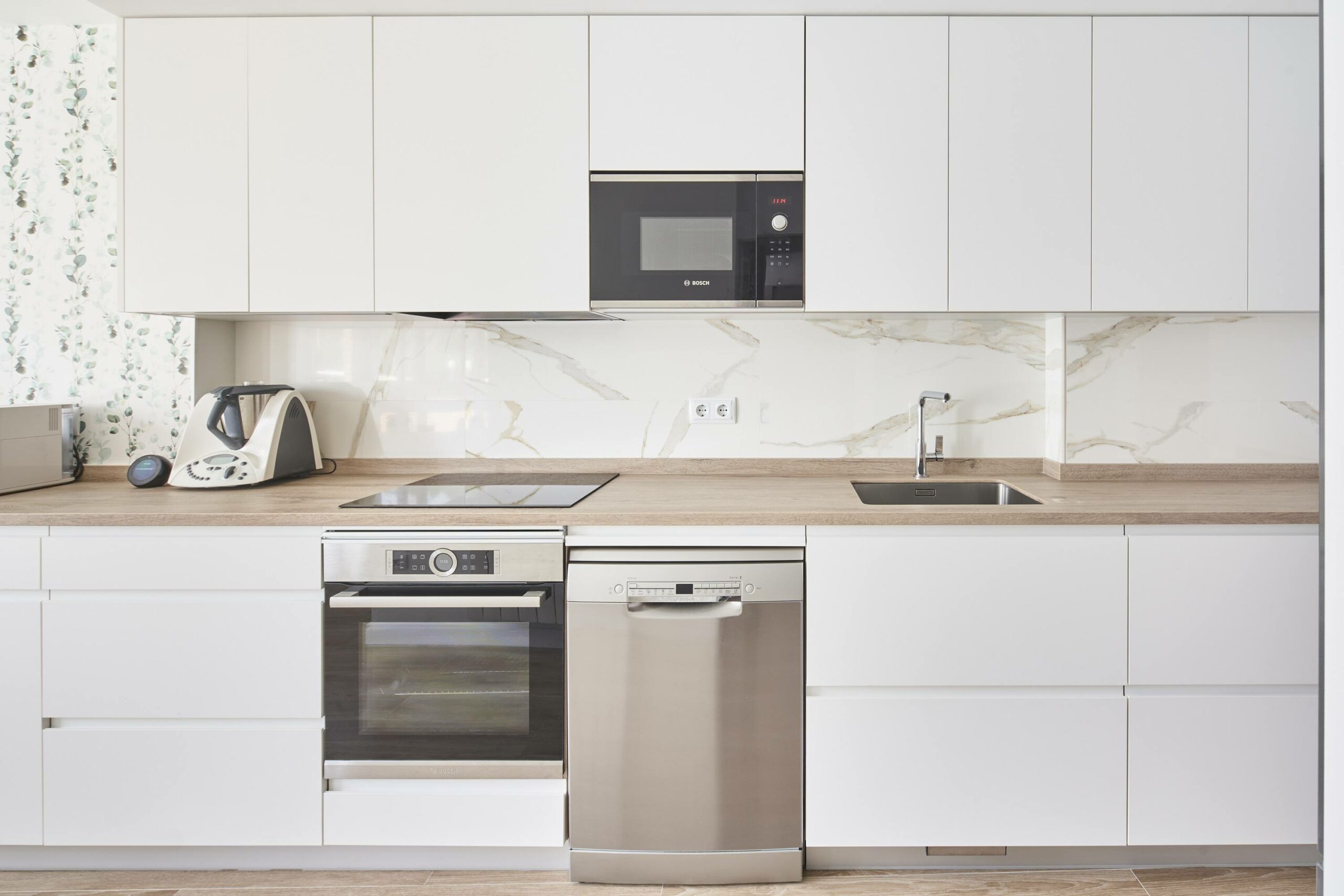 Cocina en dos frentes estratificada blanca con encimera color madera