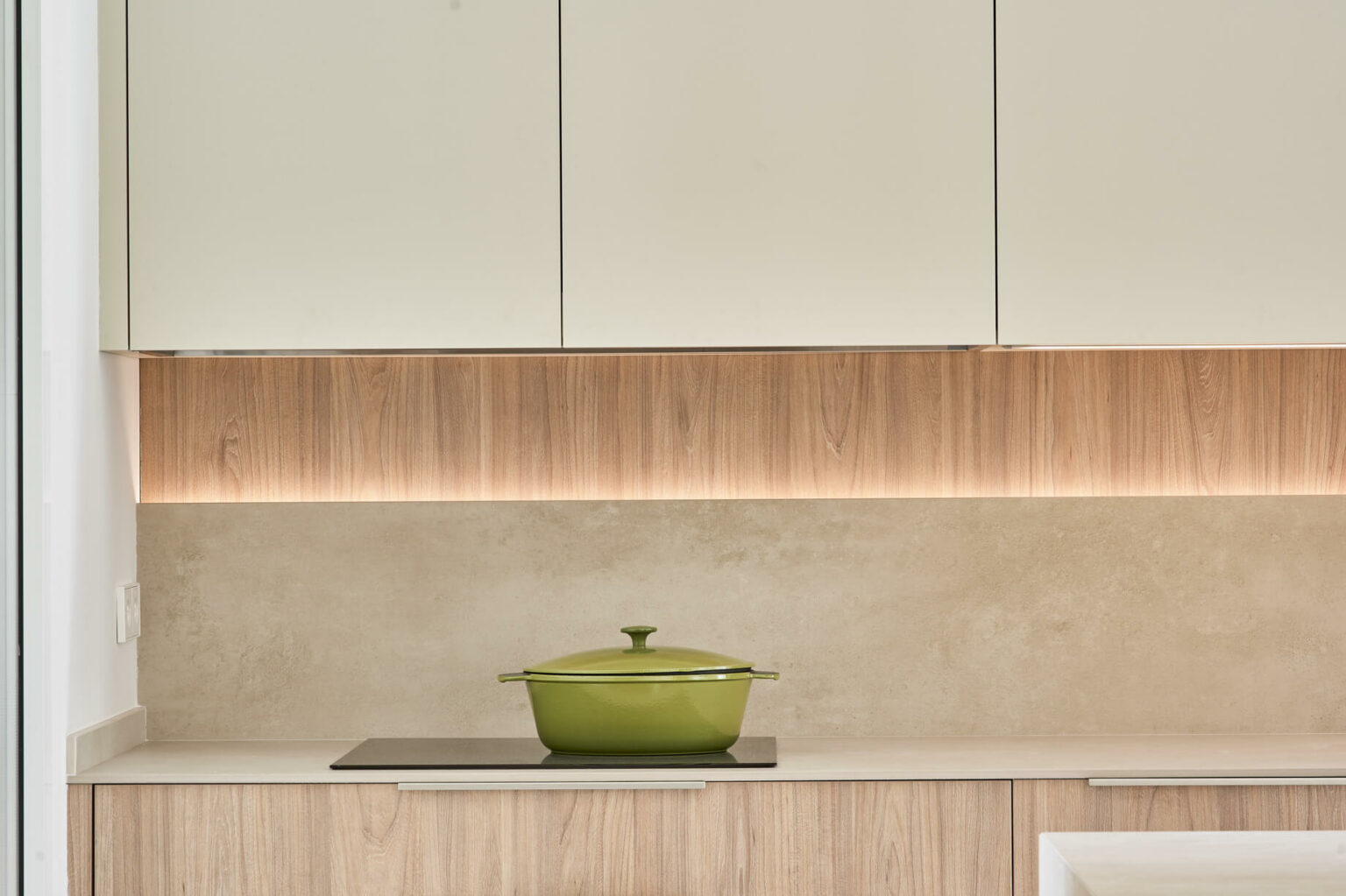 Cocina con Península Beige y Madera - Grupo Coeco
