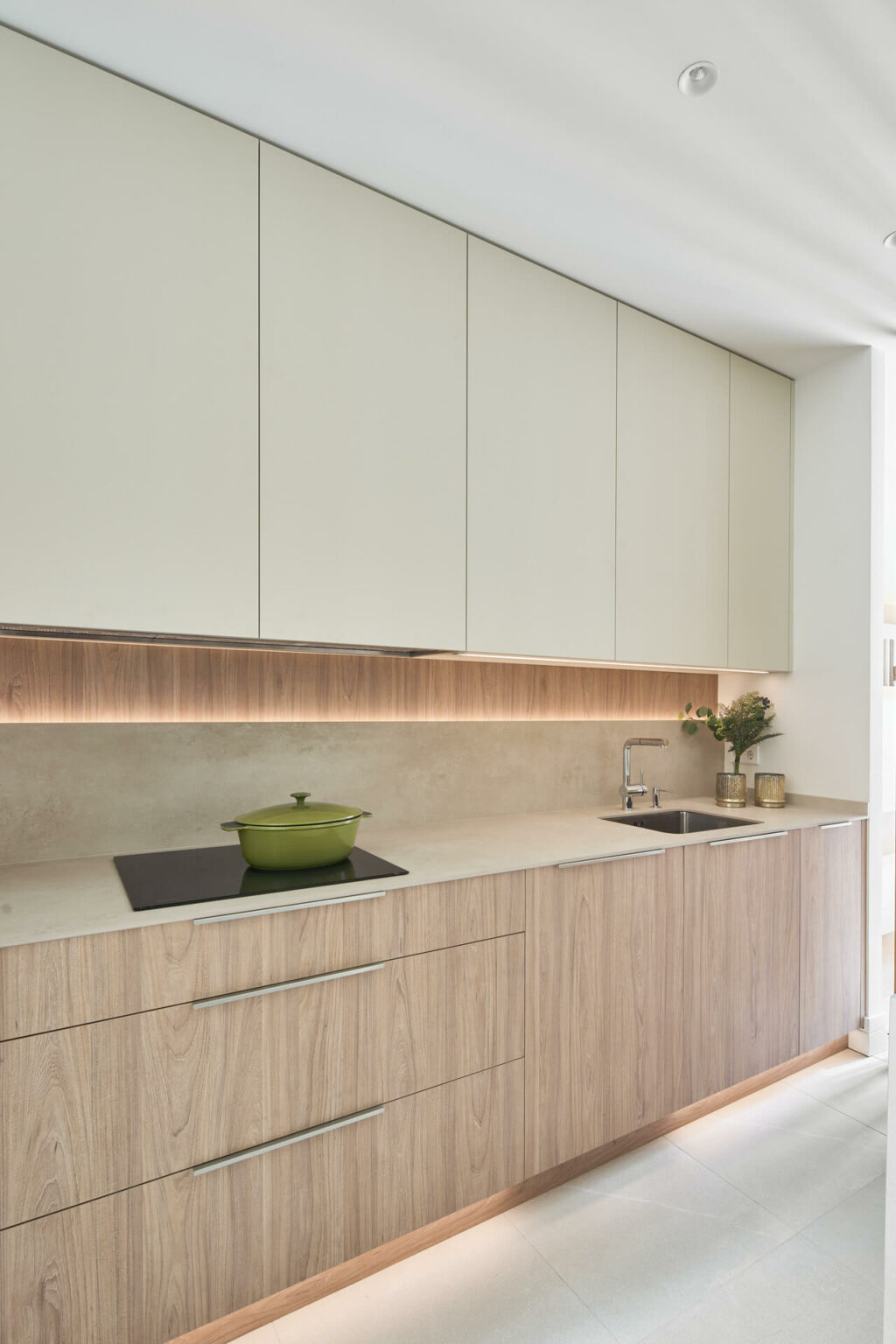 Cocina con Península Beige y Madera - Grupo Coeco