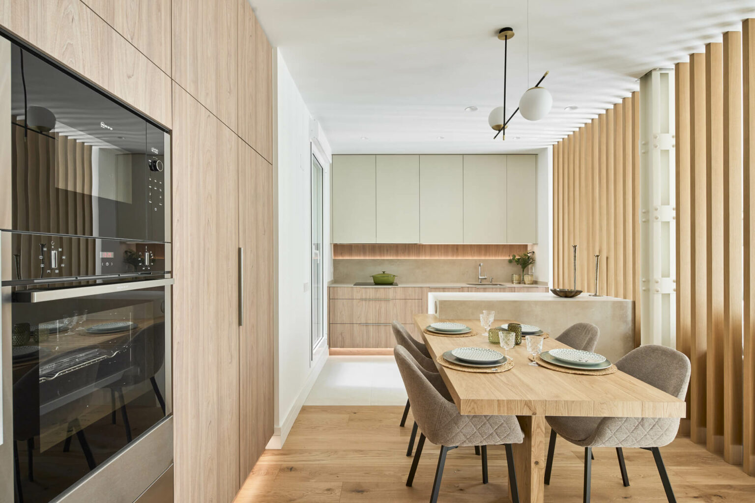 Cocina con Península Beige y Madera - Grupo Coeco