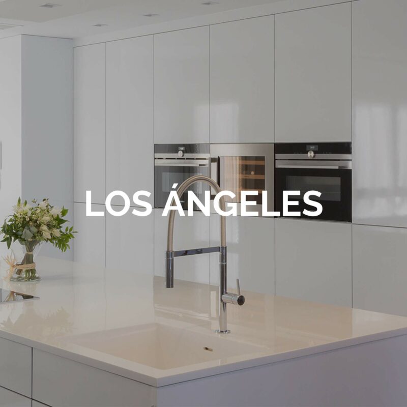 Cocina con isla y muebles lacados en blanco