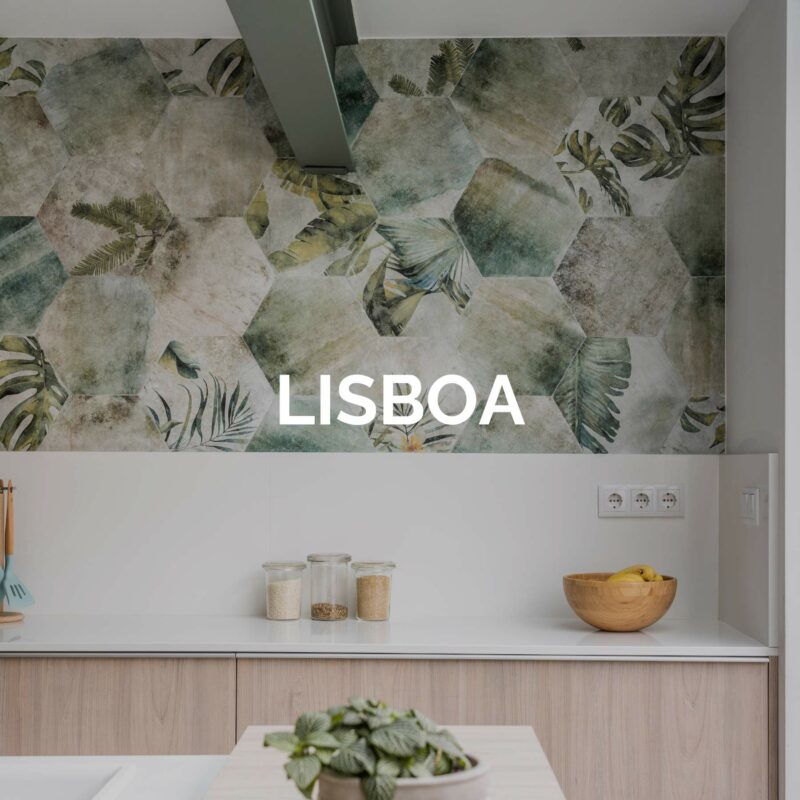 Cocina con isla estratificada en blanco y madera
