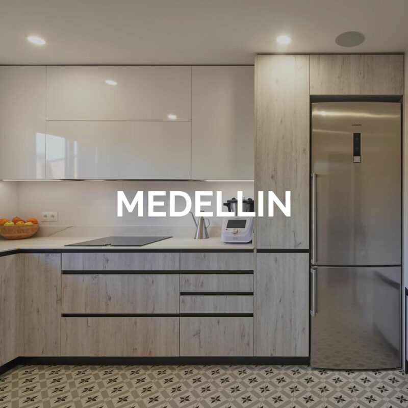 Medellín Cocina en L en tonos madera y blanco