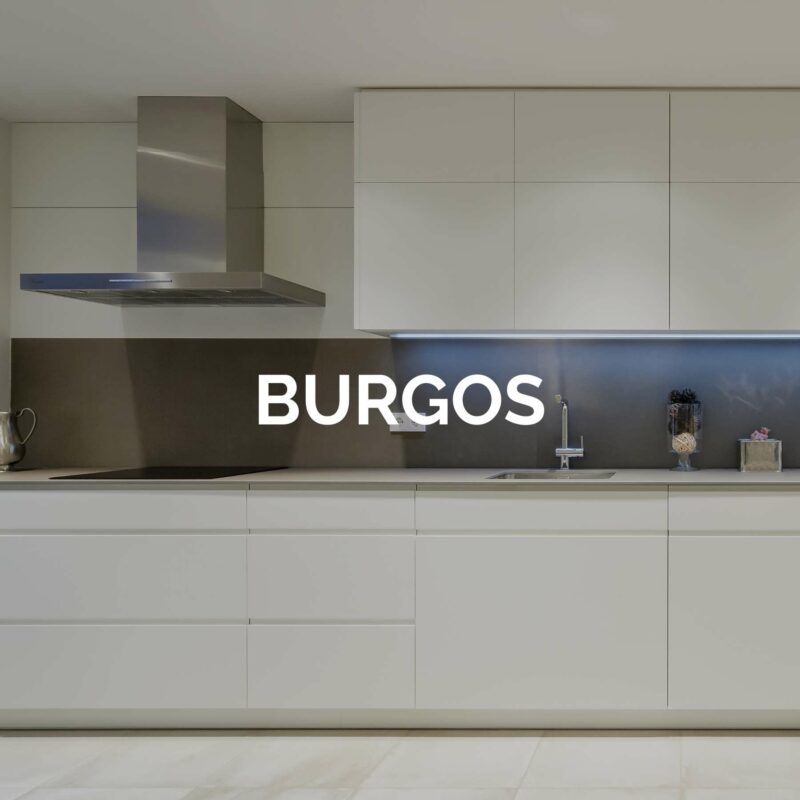 Burgos Cocina lineal con un solo frente en tonos blanco y beige