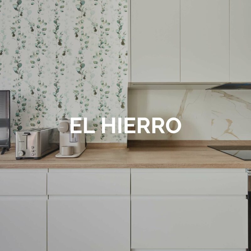 El Hierro Cocina blanca y madera