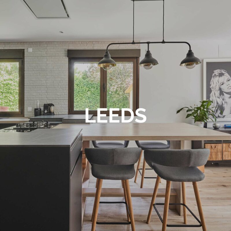 Leeds Cocina con península y barra de madera