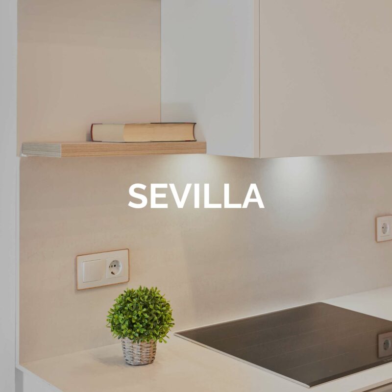Cocina con península blanca y armario despensero