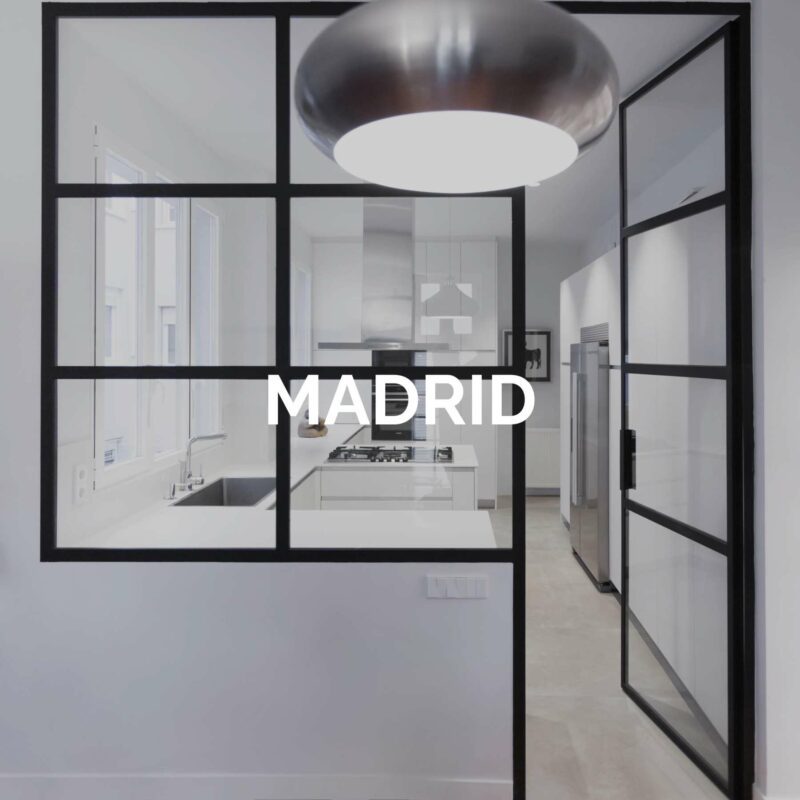 Cocina blanca con península modelo Madrid de Grupo Coeco