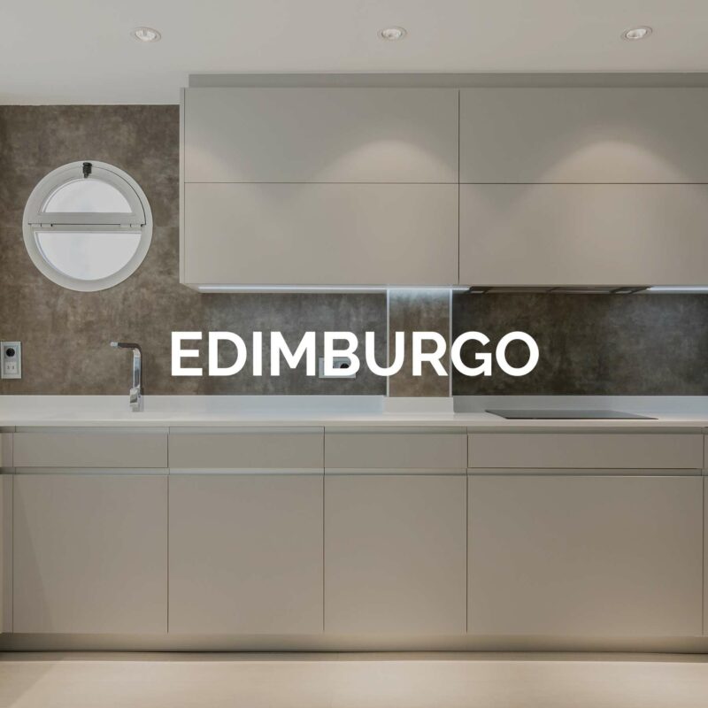 Cocina con península en contraste de gris y blanco