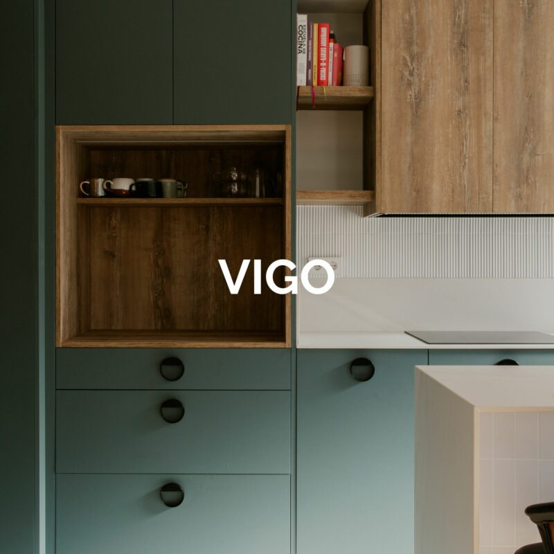 Cocina con península blanca y verde