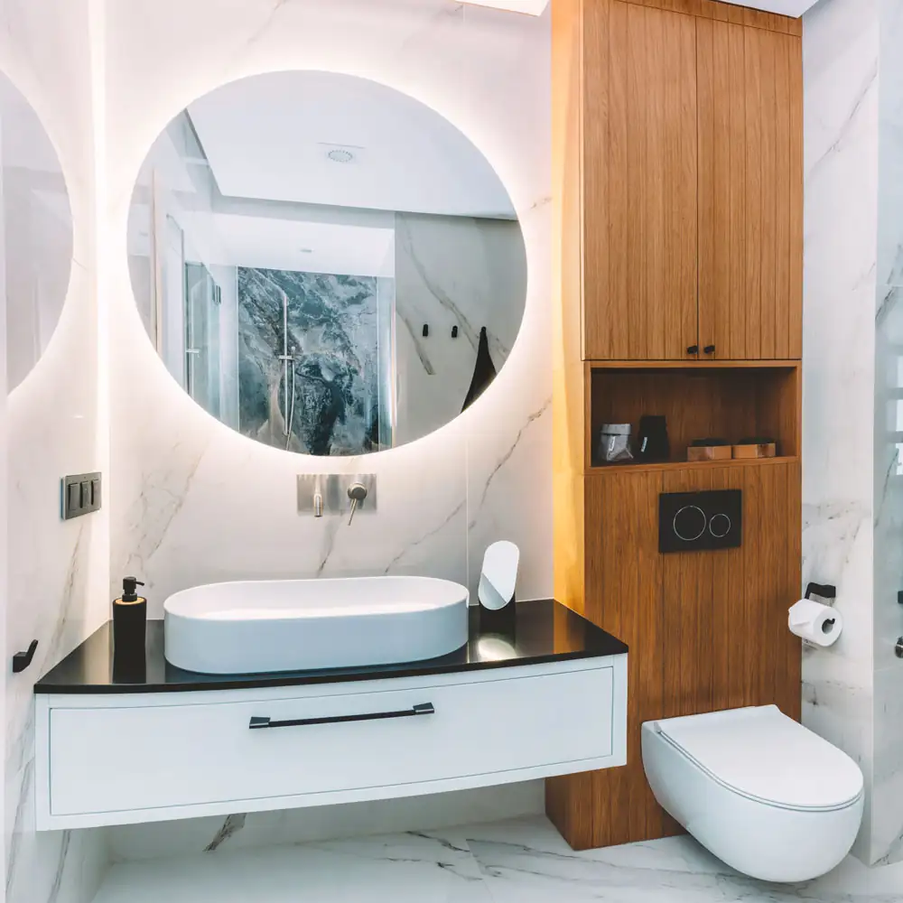 Mueble de baño flotante con doble lavabo frente a espejo amplio