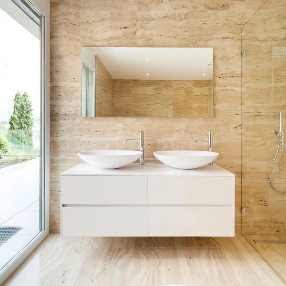 Baño minimalista con mueble suspendido de madera y acceso a balcón