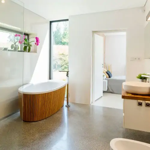 Baño moderno de lujo y con bañera exenta