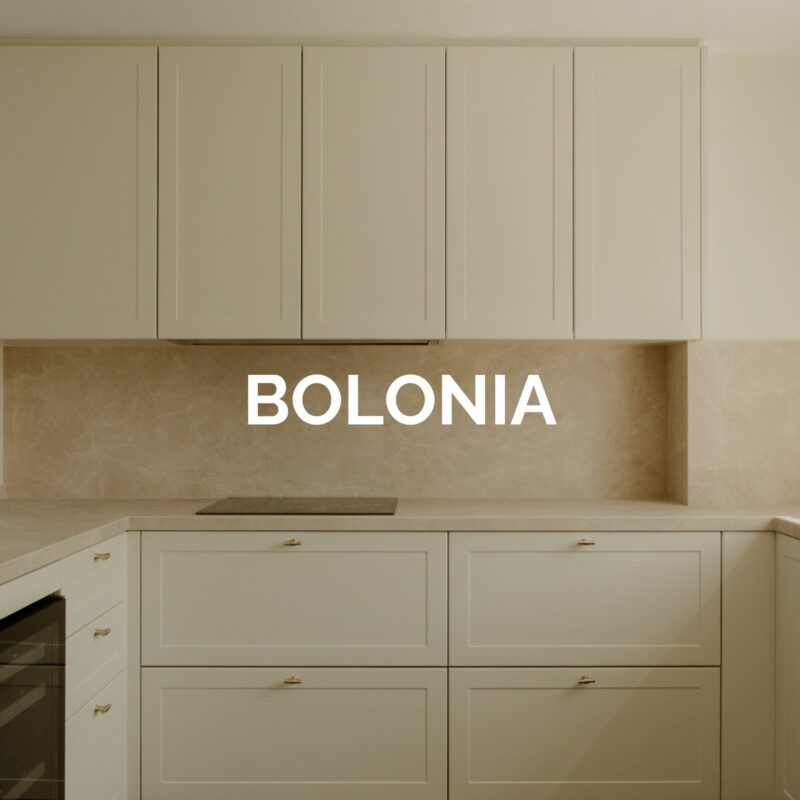 Cocina con península en tonos claros