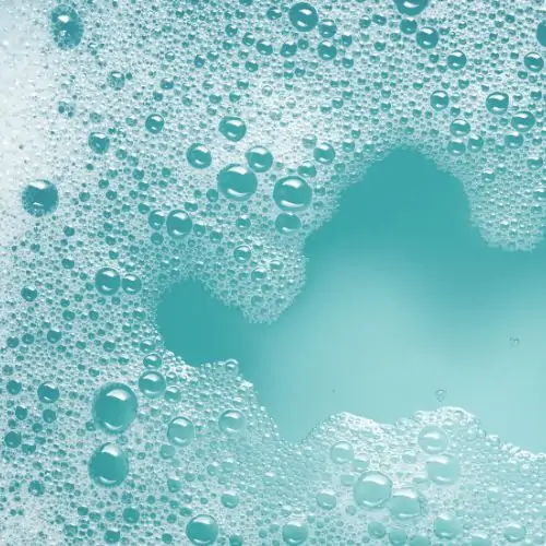 mezcla de agua y jabón para limpiar una encimera de cuarzo