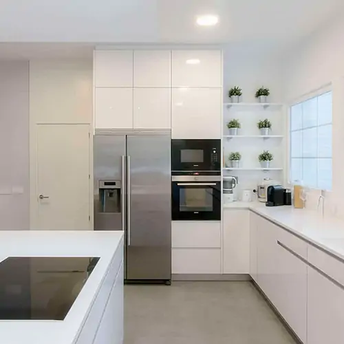 Cocina abierta al salón de color blanco. Cocina moderna, limpia y de estilo minimalista