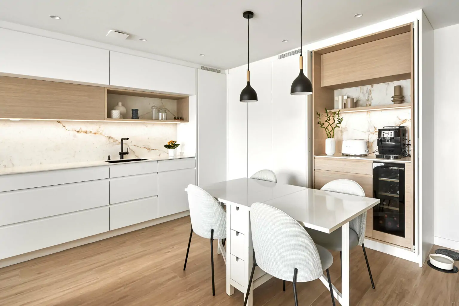 Cocina blanca y moderna abierta al salón