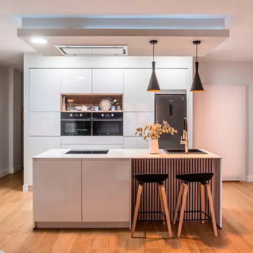 Cocina abierta al salón con isla