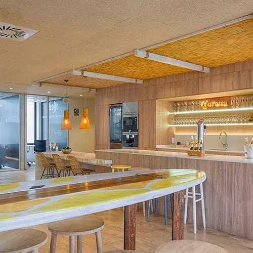 Cocina abierta al salón en tonos madera