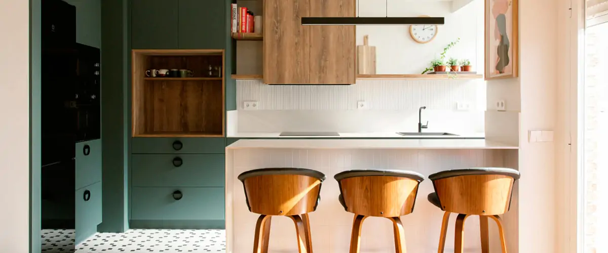 Imagen de una cocina abierta pequeña, moderna y con una barra que da al salón