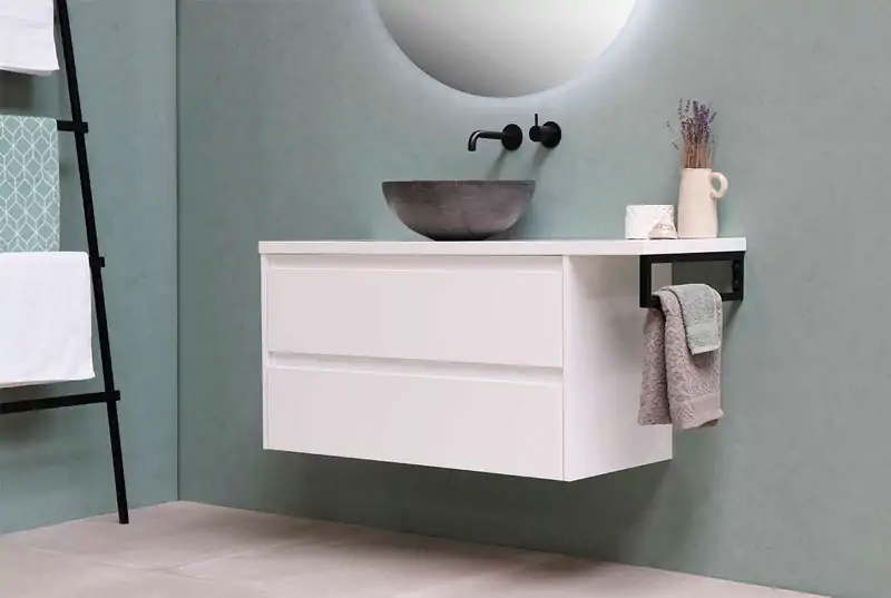 Mueble de baño moderno suspendido – diseño contemporáneo y funcional. Mueble de baño moderno suspendido blanco con lavabo de piedra y grifería negra.