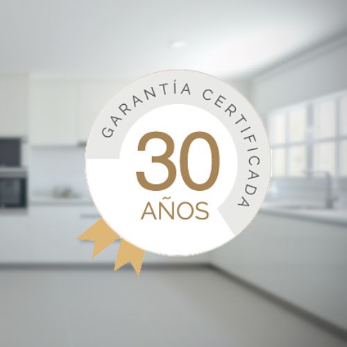 Sello de garantía certificada de 30 años sobre fondo de una cocina moderna, asociado a la calidad en exposición de cocinas.