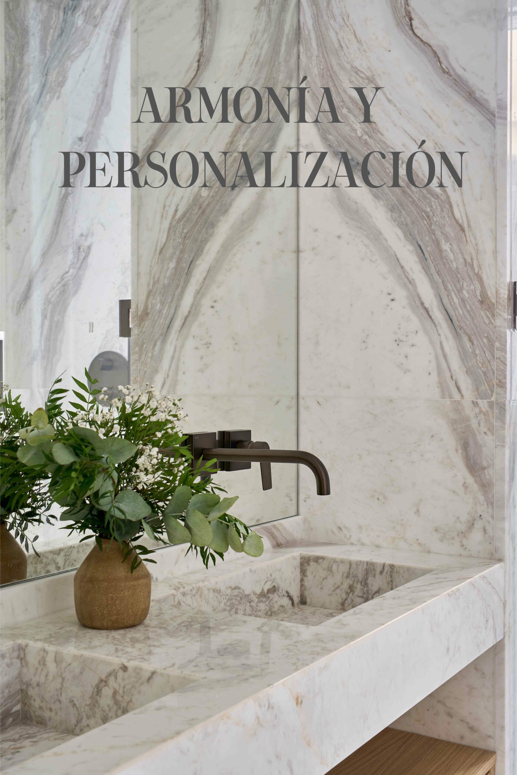 Lavabo de mármol vetado con grifería oscura y jarrón con flores frescas, con el texto “ARMONÍA Y PERSONALIZACIÓN” superpuesto.