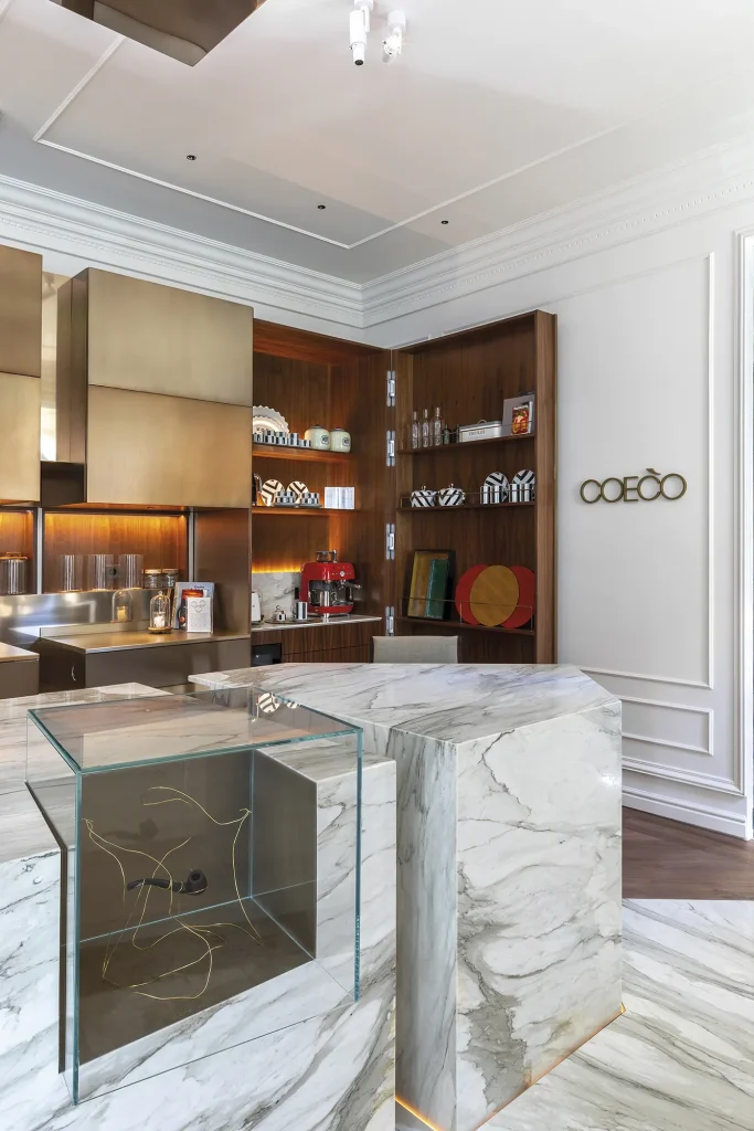 Cocina de lujo en Madrid con isla de mármol y vitrinas iluminadas de diseño moderno