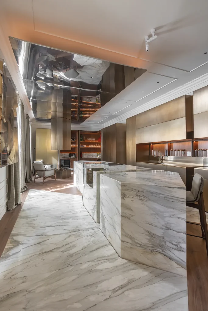 Cocina de lujo en Madrid con isla de mármol de gran formato y diseño moderno abierto
