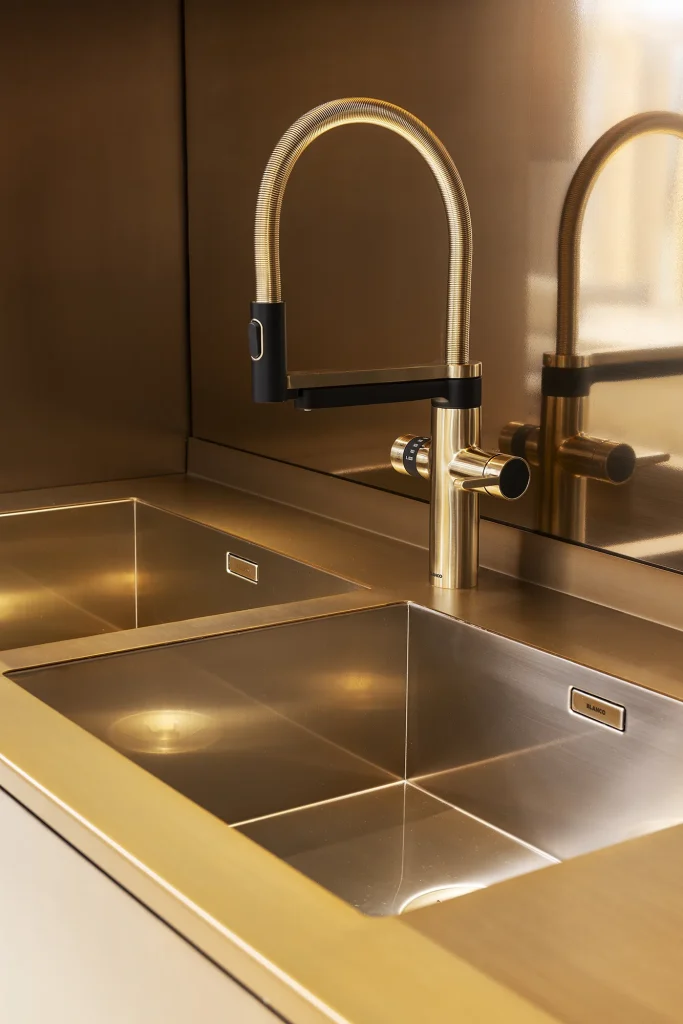 Fregadero de acero inoxidable con grifo de diseño en cocina de lujo en Madrid