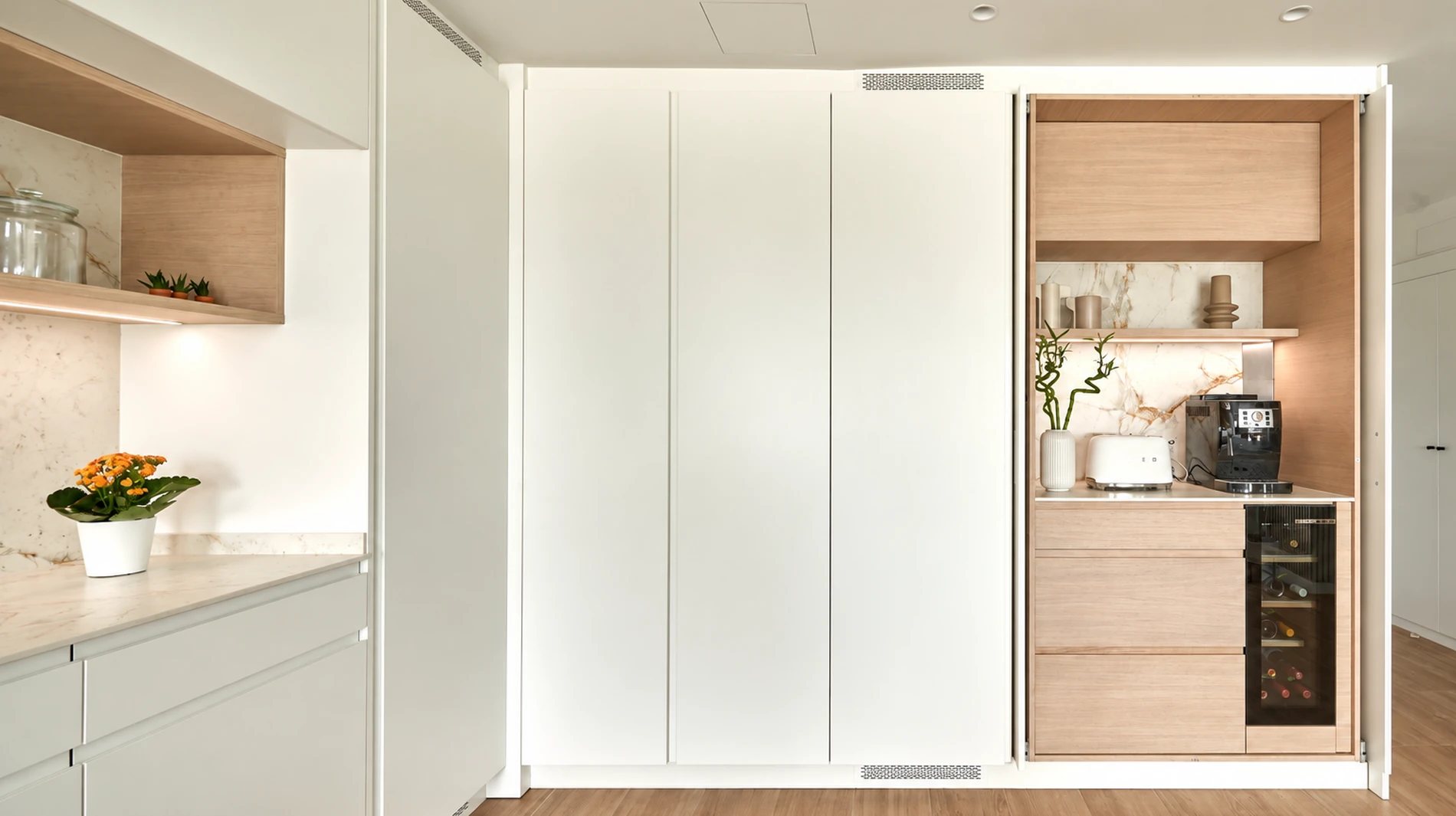 Mueble desayunador integrado en una cocina a medida