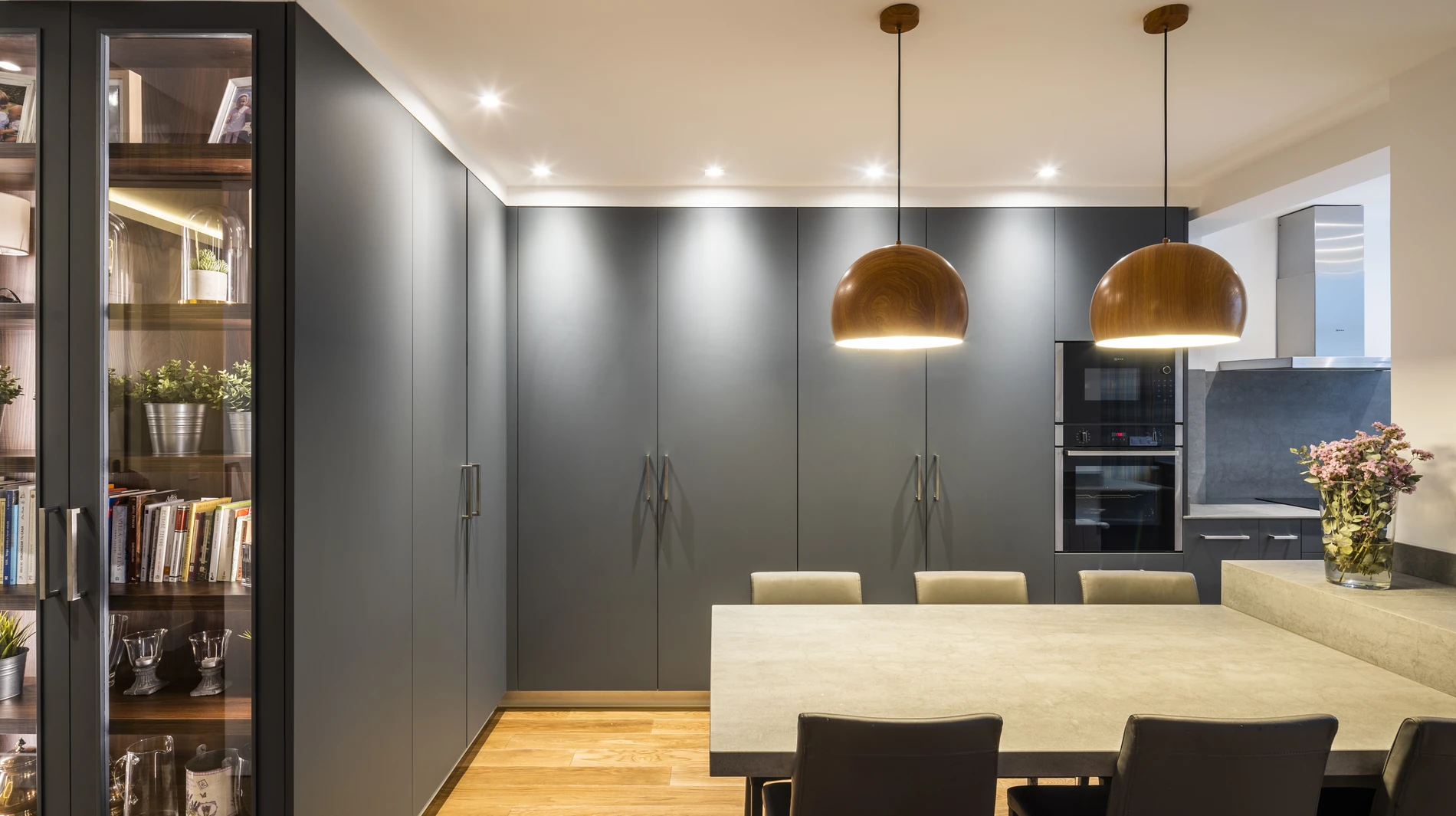 Muebles de cocina hasta el techo en una cocina de diseño