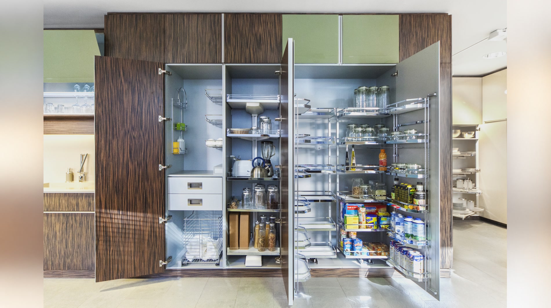 Armarios despenseros de cocina abiertos con cajones interiores, baldas y cestas extraíbles